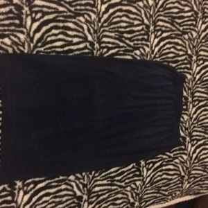 I’m selling this beautiful navy blue skirt